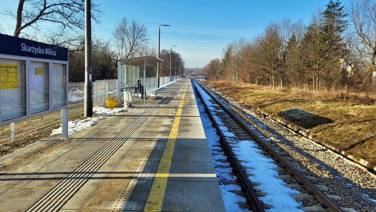 Podróżna czeka na pociąg na przystanku Skarżysko Milica fot. Piotr Hamarnik