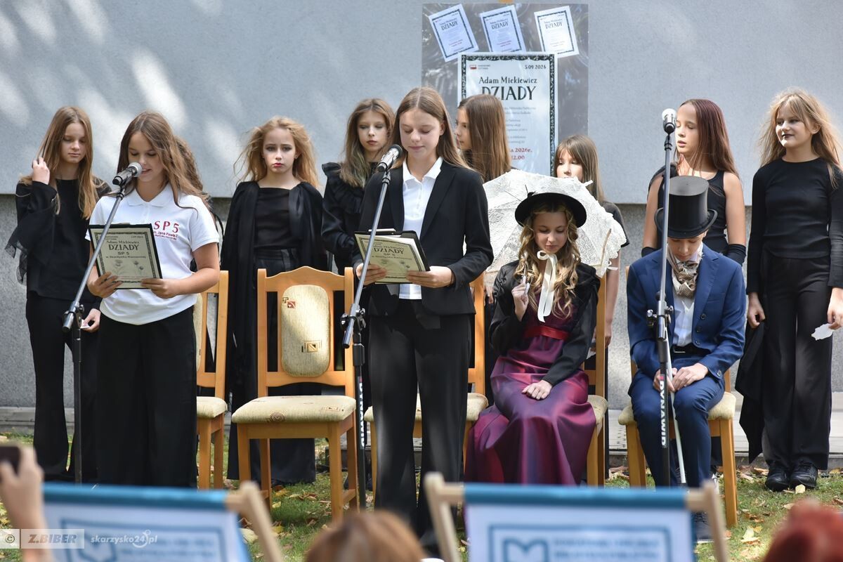 „Dziady” wybrzmiały w Skarżysku-Kamiennej. Narodowe Czytanie w bibliotecznym ogrodzie