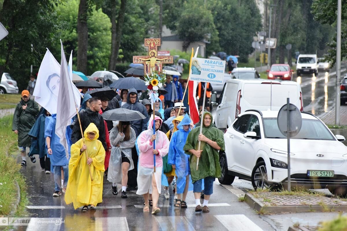 Wyruszyli na Jasną Górę. Blisko 300 pielgrzymów rozpoczęło pieszą Pielgrzymkę