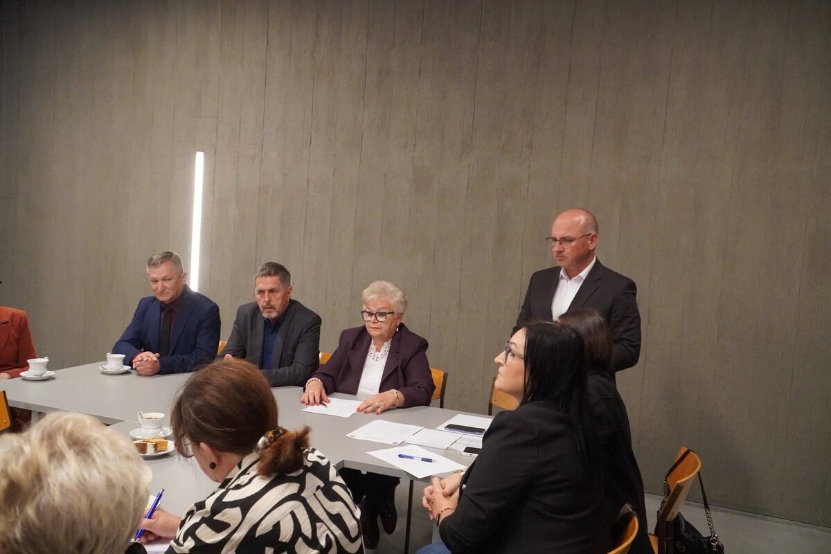 Rada Seniorów Powiatu Skarżyskiego obradowała w Mauzoleum w Michniowie. Rozmawiano o bieżących sprawach i współpracy