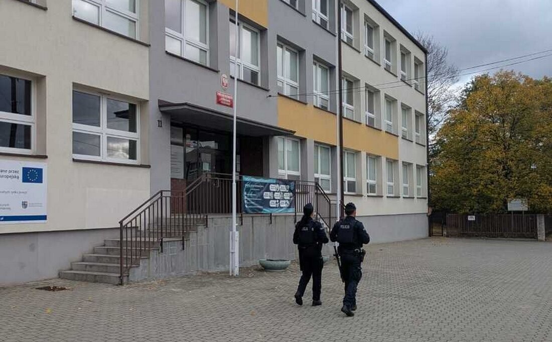 Wspólne spotkanie skarżyskich stróżów prawa, przedstawicieli samorządów i dyrektorów placówek oświatowych z powiatu skarżyskiego