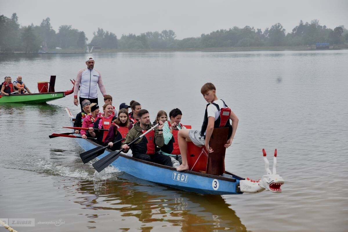 Wyścigi smoczych łodzi. Udany Piknik Rekreacyjno-Profilaktyczny nad Zalewem Rejów