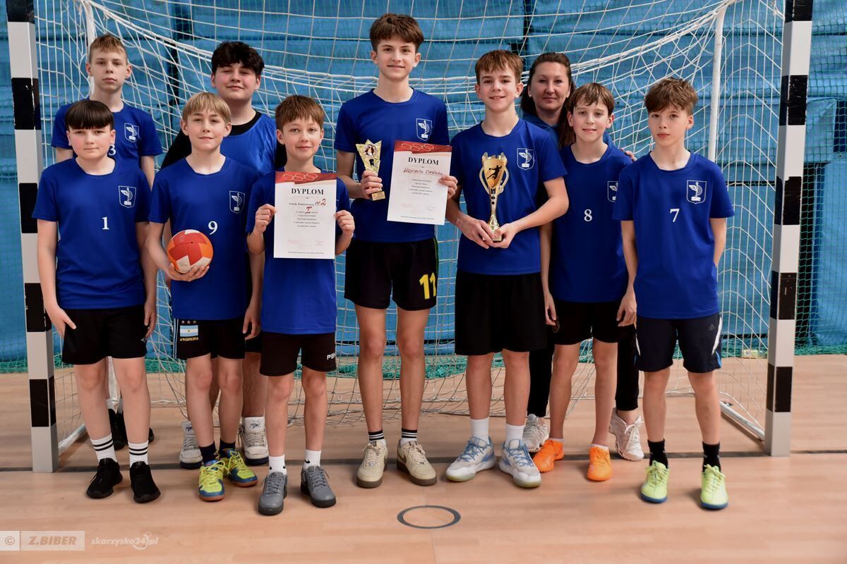 Chłopcy z SP 2 mistrzami Skarżyska w mini piłce ręcznej 
