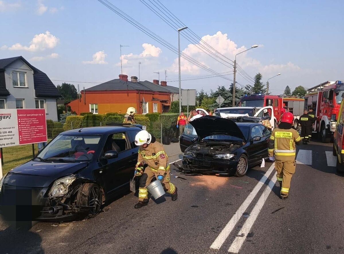 Groźny karambol w Bliżynie. Pięć osób w szpitalu, zablokowana droga krajowa nr 42