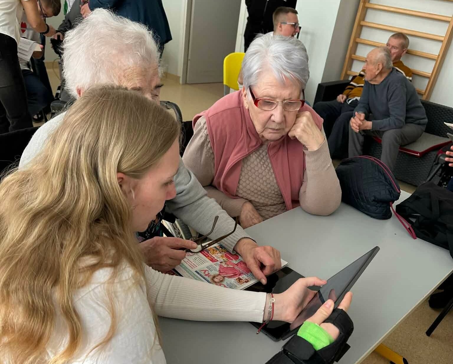 Młodzi uczą, seniorzy inspirują. Licealiści z ZPEW w Skarżysku-Kamiennej łączą pokolenia w ogólnopolskim projekcie „Szkoła Międzypokoleniowa”