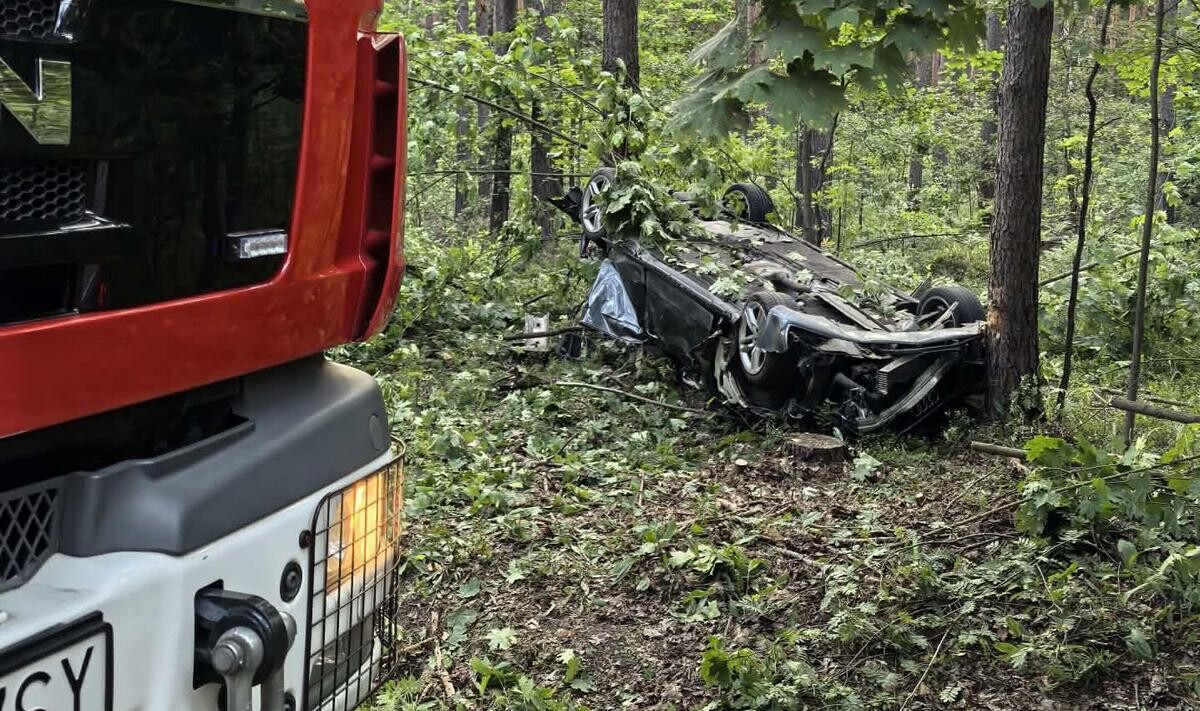 Groźny wypadek w lesie między Świerczkiem a Kierzem Niedźwiedzim. Auto dachowało, kierowca w szpitalu